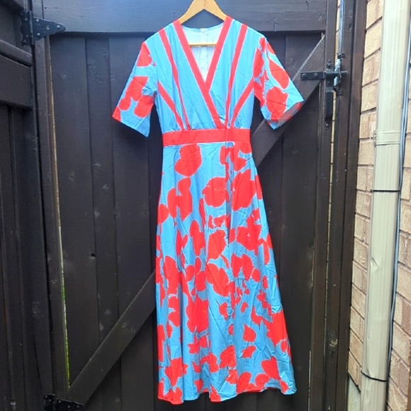 Women's Vibrant Temperament V-neck Floral dress. Short Sleeved Size Small BNWOT - Picture 2 of 9